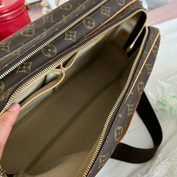 Louis Vuitton Reporter Gm in very good, 100 percent authentic, very clean
